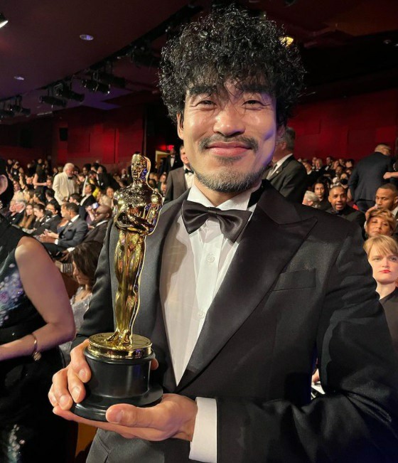 Actor Jin Dae-young who appeared in "Drive My Car" smiles with an Oscar statuette of "Academy Award"