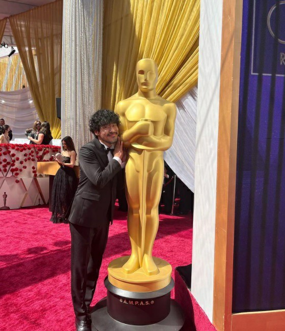 Actor Jin Dae-young who appeared in "Drive My Car" smiles with an Oscar statuette of "Academy Award"