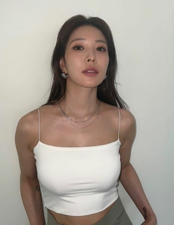 Singer BoA releases a recent shot of her sleeveless shirt ... Fascinated by her glamorous waist with a sharp body