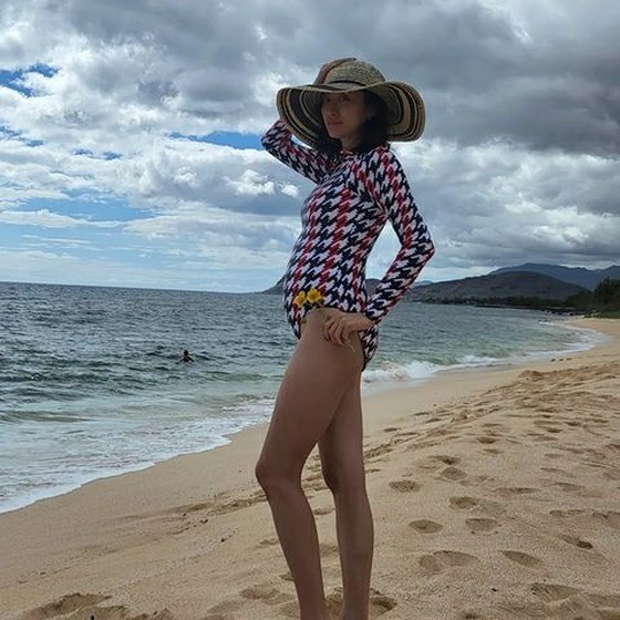 Pregnant actress Jeon Hye Bin in Hawaii in swimsuit New Post