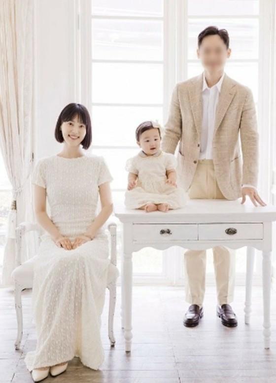 Actress Han Ji Hye publishes family photo with prosecutor's husband & beloved daughter