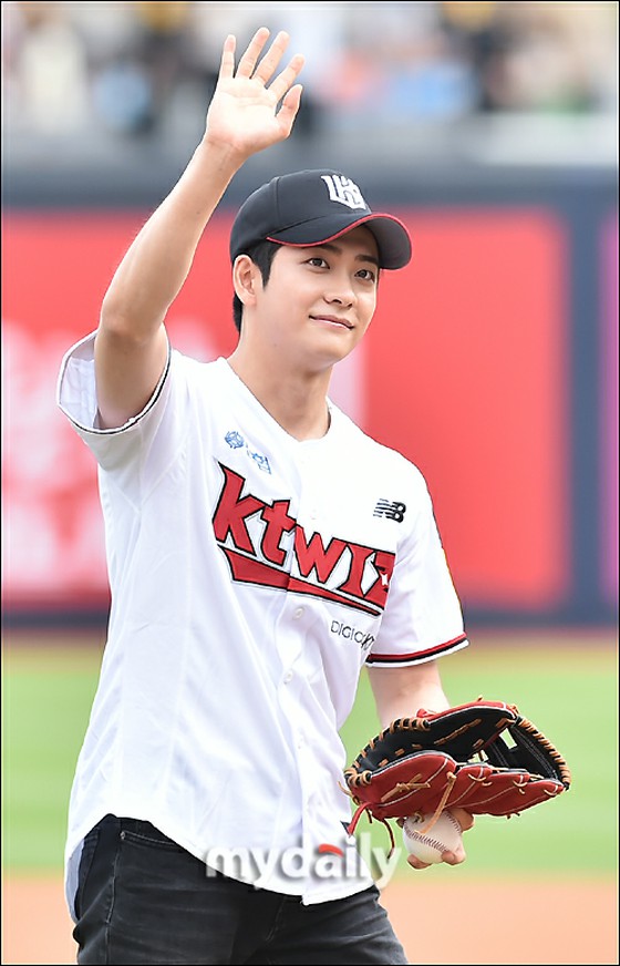 [Photo] Actor Kang Tae Oh, instead of lawyer Woo Young Woo, "I came to the Opening Ceremony with a whale!"