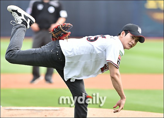 [Photo] Actor Kang Tae Oh, instead of lawyer Woo Young Woo, "I came to the Opening Ceremony with a whale!"