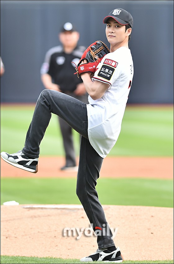 [Photo] Actor Kang Tae Oh, instead of lawyer Woo Young Woo, "I came to the Opening Ceremony with a whale!"