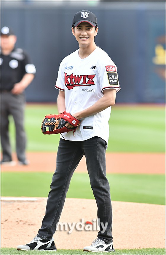 [Photo] Actor Kang Tae Oh, instead of lawyer Woo Young Woo, "I came to the Opening Ceremony with a whale!"