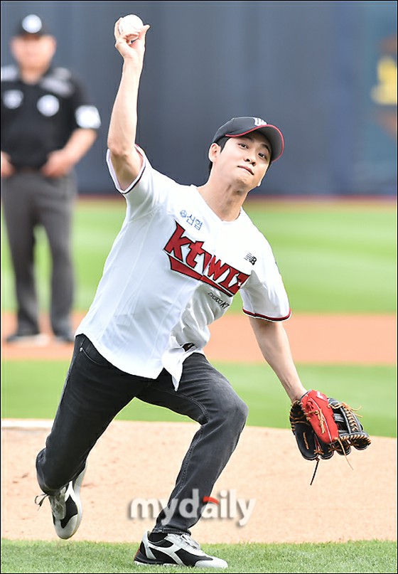 [Photo] Actor Kang Tae Oh, instead of lawyer Woo Young Woo, "I came to the Opening Ceremony with a whale!"