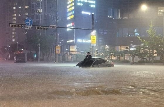 Floods in central South Korea, extreme heat too... Abnormal weather on Korean Peninsula = Korean coverage