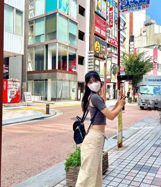 JOY (RedVelvet) enjoys Tokyo... Eating ramen  noodle alone?