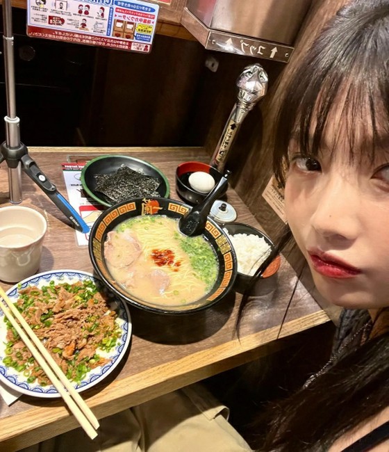 JOY (RedVelvet) enjoys Tokyo... Eating ramen  noodle alone?