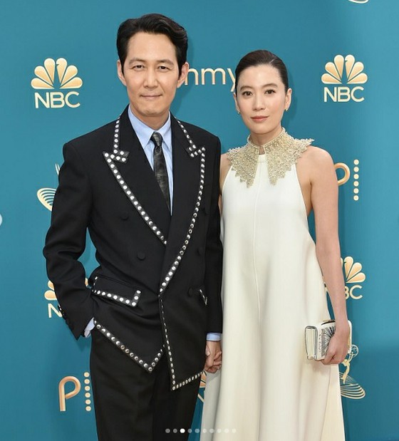 Actor Lee Jung Jae appears on the red carpet holding hands with his girlfriend = US "Emmy Awards"