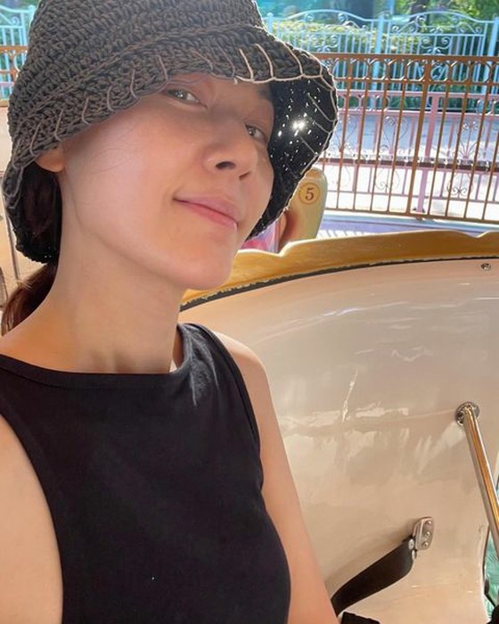 Actress Kim Ha Neul at an amusement park with her daughter? … Surprising transparency even without makeup