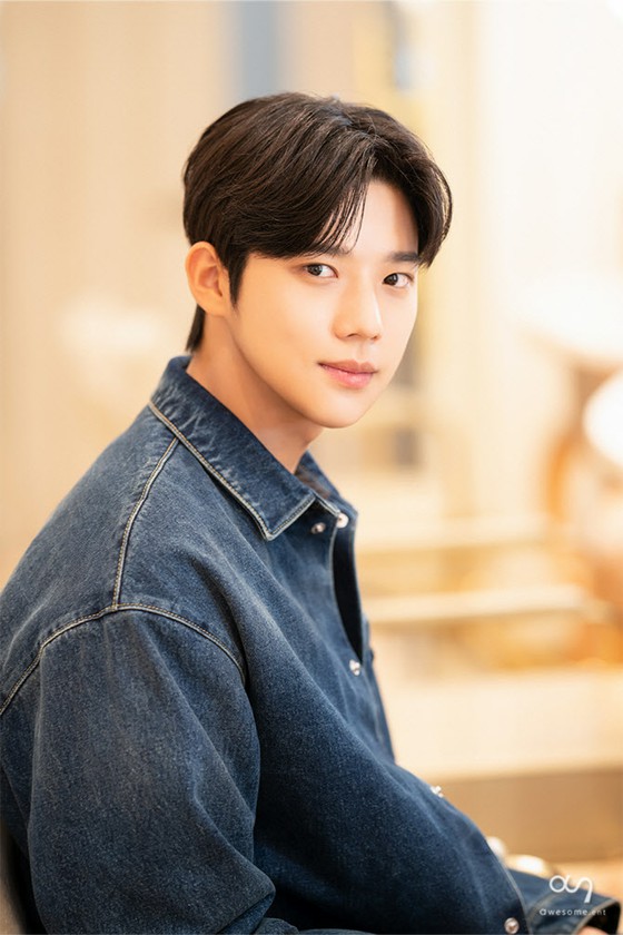 Stepping up from “Han Seo Hee’s passionate partner” to a promising new actor, who is Moon Sang-min an actor who is attracting a lot of attention in “Shoorp”?