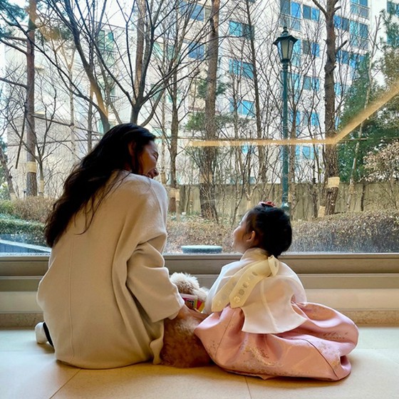 Actress Choi Ji Woo's daughter has grown so much in 2 years? …She looks just like her mother from behind