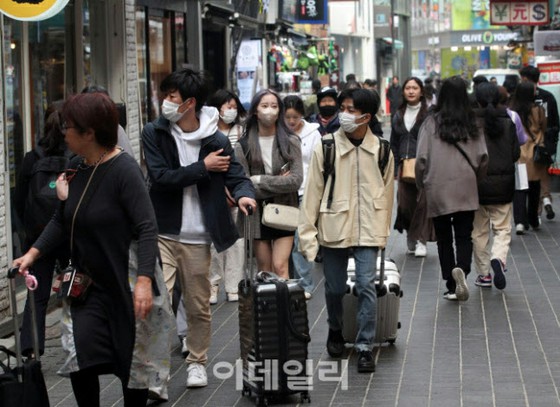 <W commentary> Is it "K-beauty" that will lead to the revival of Korea's famous tourist spot "Myeong-dong"?