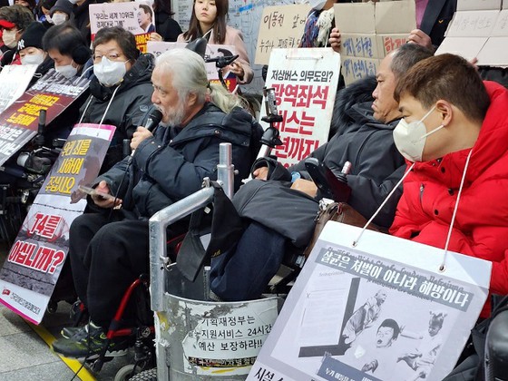 Seoul announces fines of 3M won to representatives of Korea Disabled Association for subway station demonstrations = Korea