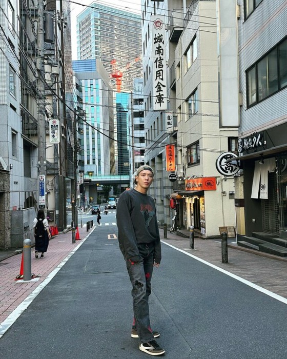 "CNBLUE" John Yong Hwa, a relaxed figure enjoying the city of Yokohama... HONG-KI (FTISLAND) also "likes"