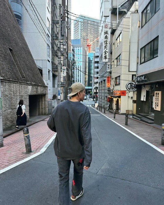 "CNBLUE" John Yong Hwa, a relaxed figure enjoying the city of Yokohama... HONG-KI (FTISLAND) also "likes"