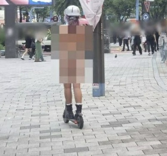 <W commentary> Woman riding motorcycle in bikini in Korea is controversial = While criticism is rising, it is also pointed out that the criteria for "overexposure" are ambiguous
