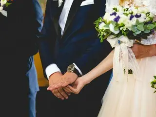 Screams instead of blessings at wedding ceremony...chandelier falls (South Korea)