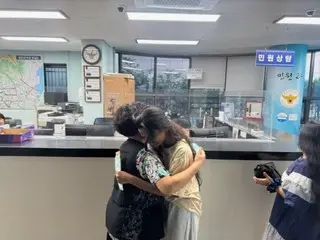 "As expected of the Republic of Korea" - Foreigner bursts into tears while holding an envelope full of money