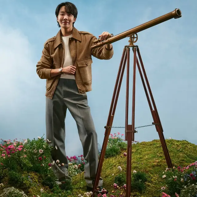 「BTS」J-HOPE、すてきな秋ファッションを披露…時計がポイント02