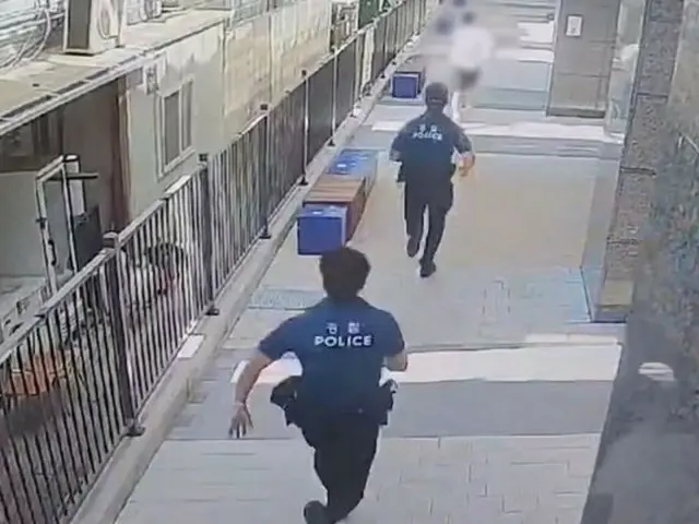A man who threw cigarette butts on the street was arrested by police and found to be wanted for a violent crime (South Korea)