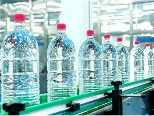 ペットボトル詰め作業が行われる「ソウル漢江の水」(写真＝ソウル市提供)