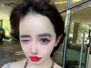 BOM (2NE1) in a new post with intense smoky makeup... She looks this beautiful despite the photo being roughly taken