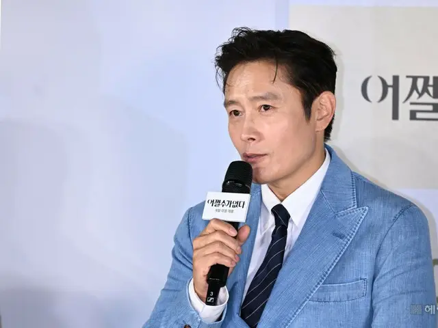 Lee Byung Hun of the film "Hadakara" receives Special Achievement Award at the Toronto International Film Festival...Director Park Chan Wook receives the award