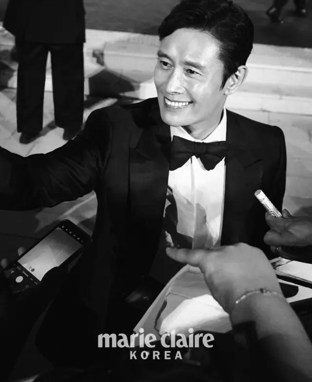 俳優イ・ビョンホン、俳優たちの俳優… ヴェネツィアのレッドカーペット「独歩的オーラ」