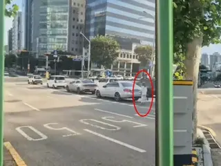 "I thought it was a ghost"... A woman in South Korea waited behind a car at a traffic light and then turned left with the car.