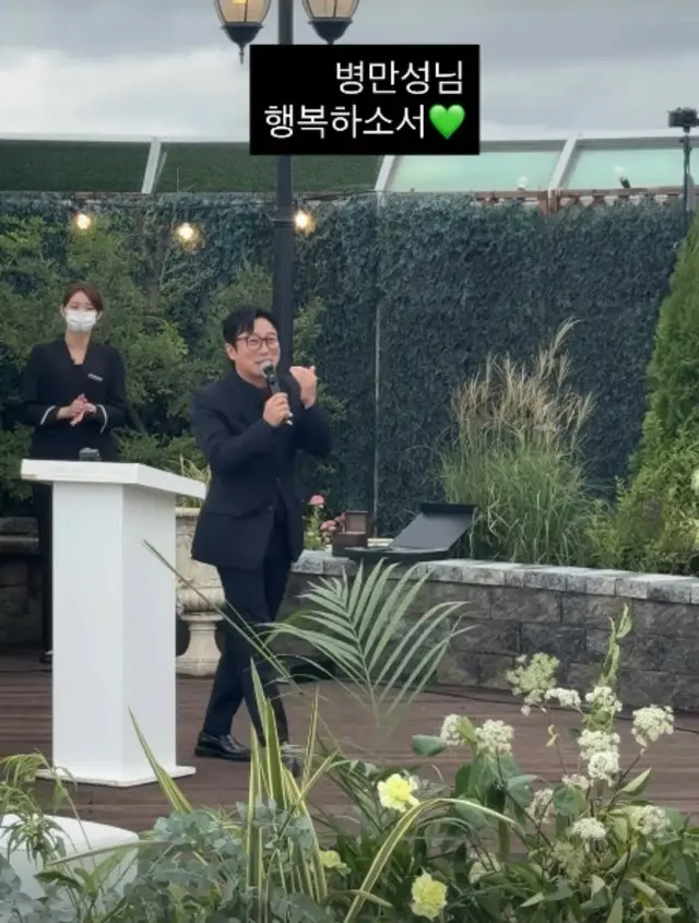 「再婚」キム・ビョンマン、タキシード着て新郎入場…パク・ソングァンが結婚式公開