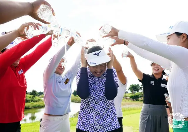 仲間たちから水をかけられて祝福されている優勝した今綾奈（写真：KLPGA）