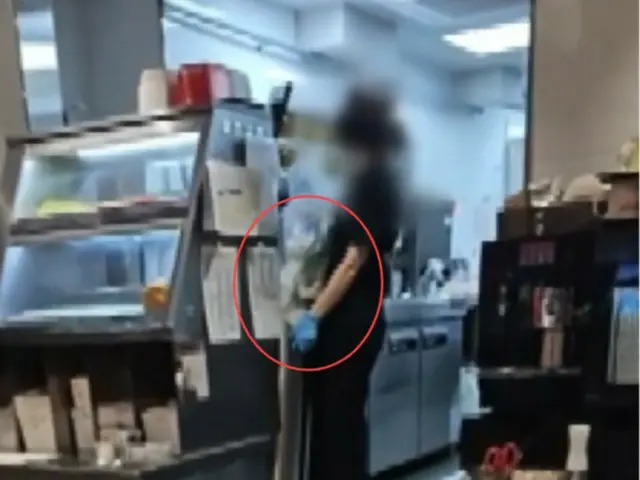 ハンバーガー店の店員が手袋をはめたままゴミ袋を取り出す様子