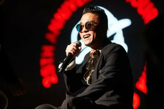 歌手キム・ゴンモ、6年ぶりに華麗な復帰…涙のお辞儀