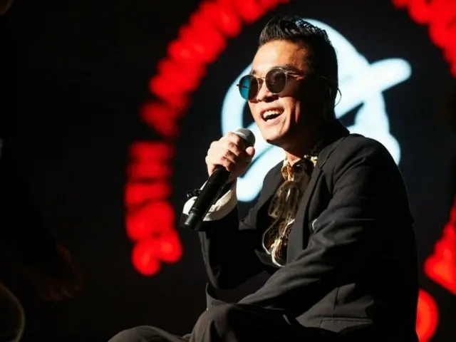 歌手キム・ゴンモ、6年ぶりに華麗な復帰…涙のお辞儀