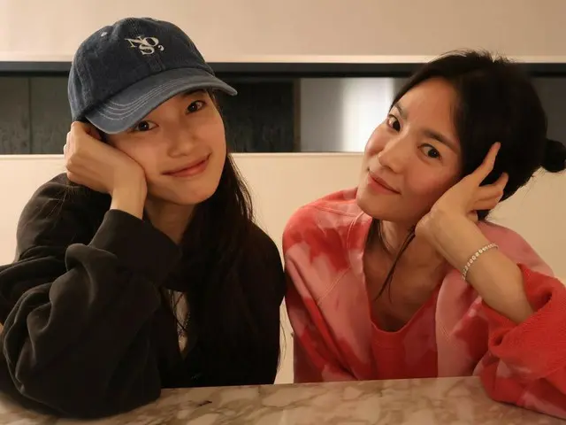 Song Hye Kyo shows off the "winter gift" she received from her "reliable little sister" Suzy (former Miss A)...can we just love her?