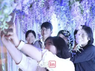 HYBE's Chairman Bang Si Hyuk makes a surprise appearance at an internal event... Enjoying the 'Seoul World Fireworks Festival' with staff at the company's Yongsan-gu headquarters