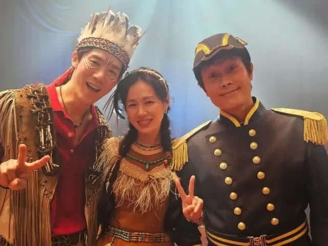 俳優ユ・ヨンソク、イ・ビョンホン&ソン・イェジンと3ショット