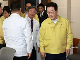 President Lee Jae Myung visits medical staff, saying, "You've had a very hard time during the three years of medical turmoil." (South Korea)