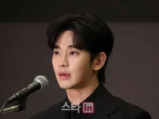 [Official] Actor Kim Soo-hyeon once again denies her romantic relationship with the late Kim Sae-ron during her military service.