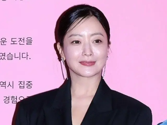 Actress Kim Hee Sun's mother passed away today (2nd)... She is keeping the body in the morgue amid grief.