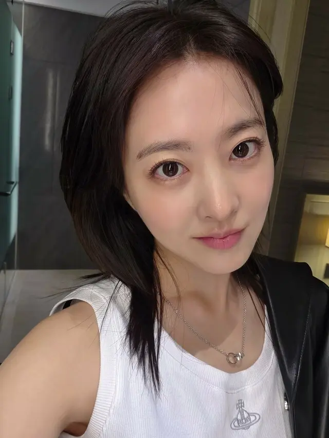 女優パク・ボヨン、白いTシャツを着ただけで「こんなにきれいだなんて！」 …さわやかな「夏」の日常大放出