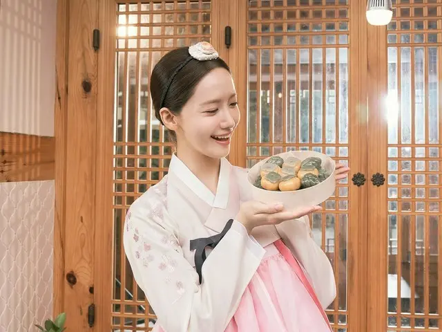 Girls' Generation's Yoona greets fans in beautiful hanbok at mid-autumn celebration