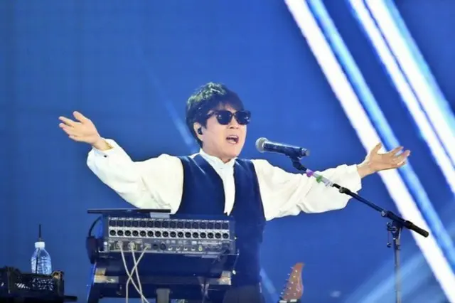 秋夕のお茶の間が大合唱…KBSの“歌王”チョー・ヨンピルコンサート企画が視聴率15.7％で全体1位…「釜山港へ帰れ」も熱唱