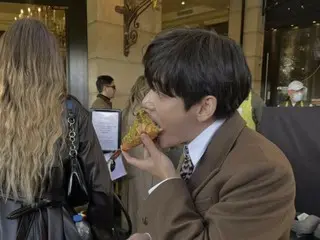 BTS' V wears a long coat and takes a bite of a croissant... revealing his perfect autumn routine that also brightens up Paris