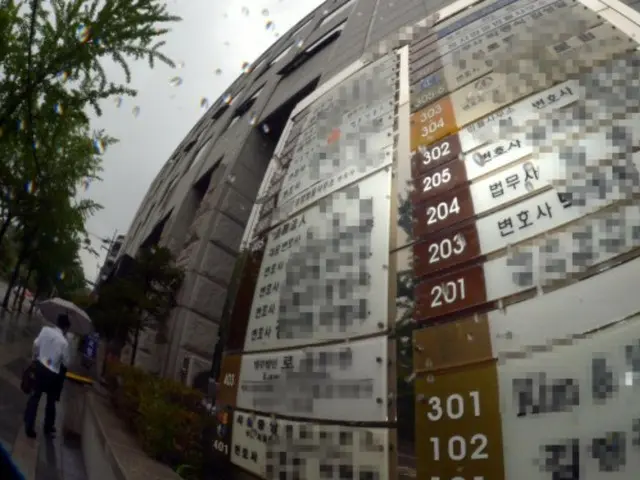 Certified public accountants take to the streets amid job shortages... Expanded selection process backfires in South Korea
