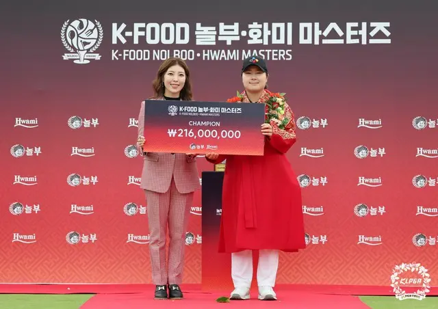 HWAMI代表から優勝賞金を受け取っているホン・ジョンミン（写真：KLPGA）