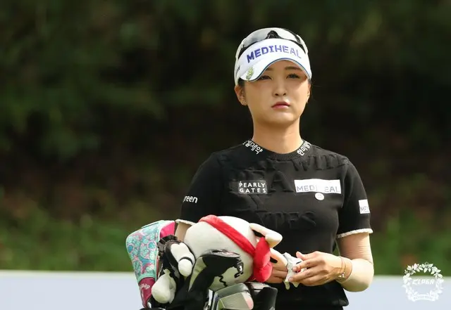 イ・イェウォンが2R 2番ホールでグリーンを眺めている（写真：KLPGA）