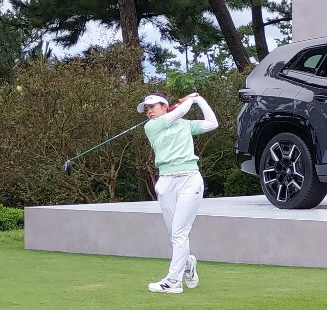 勝みなみが1番ホールでドライブショットを打っている（写真：wowKorea）